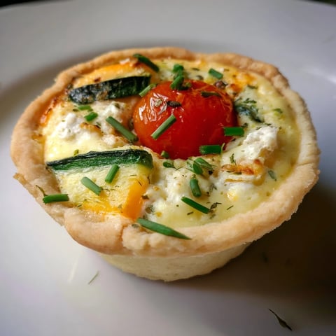 Mini Couronne Florale Quiches with golden crusts, bursting with colorful spring vegetables and creamy filling.